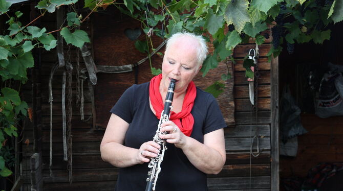 Neben ihrer Tätigkeit als Dirigentin der Jettenburger Jugendkapelle spielt Jutta Göhner selbst Klarinette und Saxofon – sowohl i