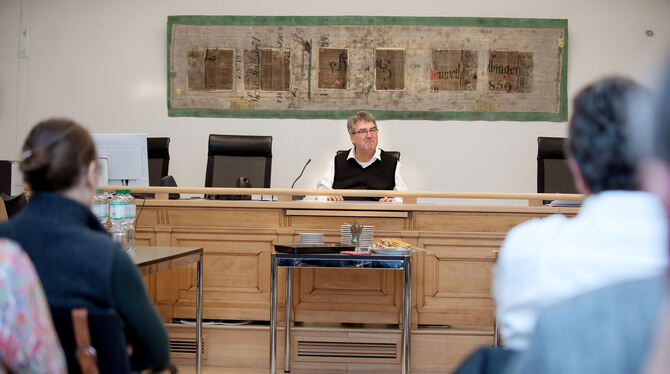 Ausnahmsweise nicht in schwarzer Robe, sondern ganz leger: Richter Eberhard Hausch führt die Schöffen in spe im großen Sitzungss