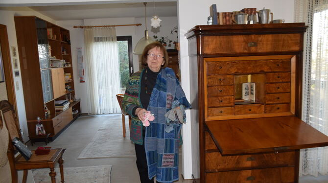 Die 83-Jährige Ingrid Schneider  ist passionierte Strickerin. Gemeinsam mit 30 anderen Frauen spendet sie die selbstgemachten St
