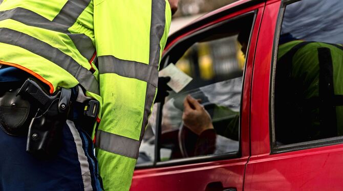 Die Polizei integriert die Fahrverbotsüberwachung in allgemeine Verkehrskontrollen.  FOTO: LICHTGUT/ KOVALENKO