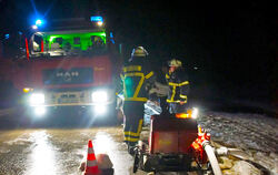 Die Feuerwehr hatte mit dem Frost zu kämpfen. Erst beim zweiten Versuch fror das Wasser in ihren Schläuchen nicht mehr ein. FOTO