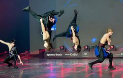 Rhythmisches Bodenturnen und Klasse-Show: Blue Tokyo in Aktion. FOTO: TRINKHAUS: