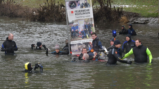 Neckarabschwimmen in Tübingen einmal anders. Wegen niedrigem Wasserstand mussten die hundert Teilnehmer laufen, statt schwimmen.