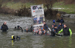 Neckarabschwimmen in Tübingen einmal anders. Wegen niedrigem Wasserstand mussten die hundert Teilnehmer laufen, statt schwimmen.