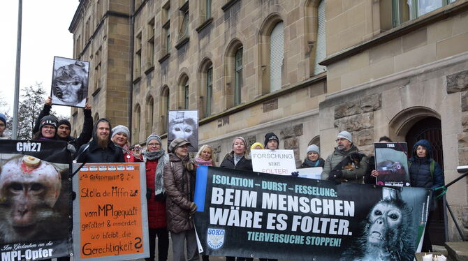 Protest gegen Tierversuche vor dem Tübinger Amtsgericht.   FOTO: IWA