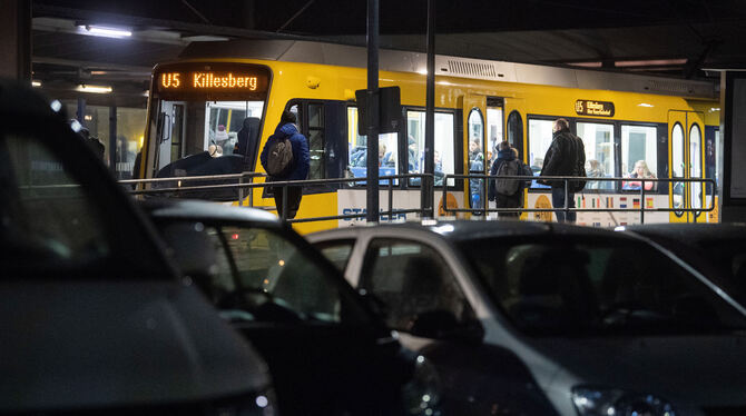 Parkende Autos stehen vor einer Stadtbahnhaltestelle. Nach dem Ende der Weihnachts- und Neujahrsferien müssen sich in Stuttgart