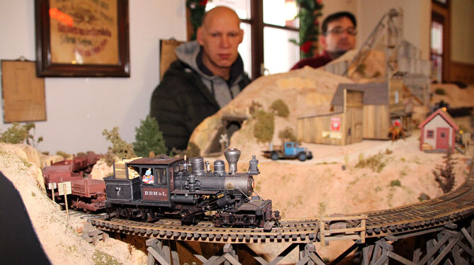 Die Herzen von Modellbahnliebhabern schlugen am Wochenende im Honauer Bahnhof höher.  FOTO: LEIPPERT