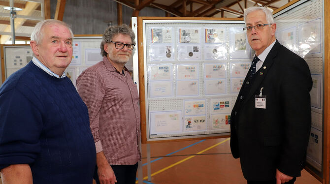 Heinrich Walter, rechts, erklärt Besuchern beim Großtauschtag die dazugehörige Ausstellung. FOTO: BAIER