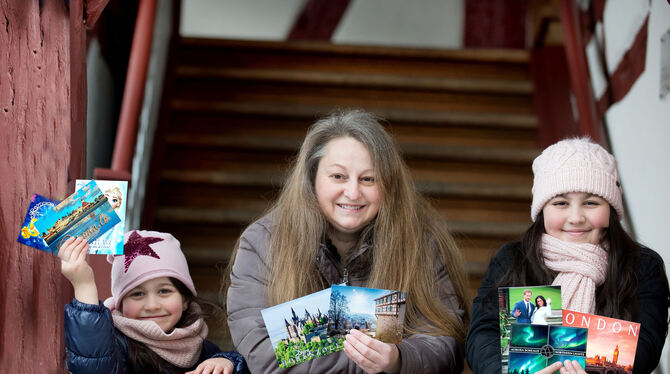 Britta Katsikas-Liewald und ihre beiden Töchter Christina-Marie und Alexia (von links) mit ihren Lieblings-Postkarten. FOTO: TRI