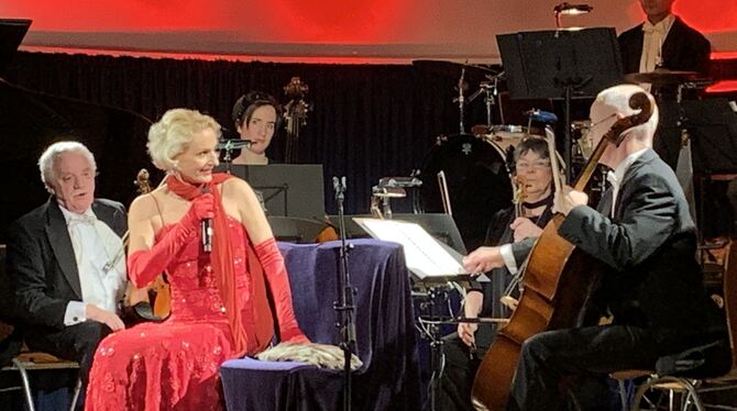 Sängerisches wie humoristisches Talent: Annette Postel mit dem Salonorchester Schwanen in der Zehntscheuer Münsingen.  FOTO: KAD