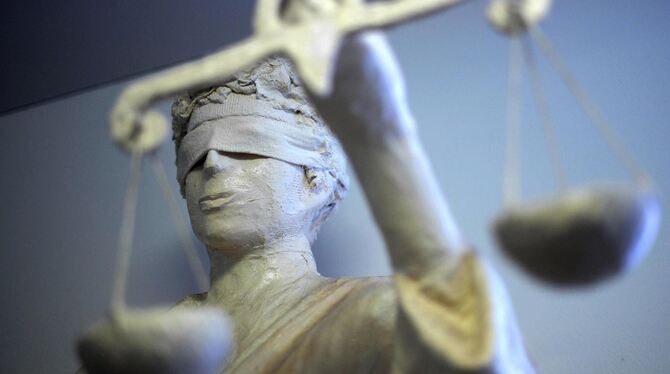 Die Waagschalen von Justitia haben sich zugunsten von fünf Angeklagten verlagert. Ihnen wurde Drogenschmuggel im Bandenverbund v Die Waagschalen von Justitia haben sich zugunsten von fünf Angeklagten verlagert. Ihnen wurde Drogenschmuggel im Bandenverbund v