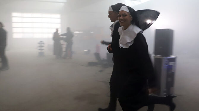 »Und Action!« Durch die Halle rennen, auf den Boxen tanzen – die als Nonnen verkleideten Fans der Band hatten jede Menge Spaß be