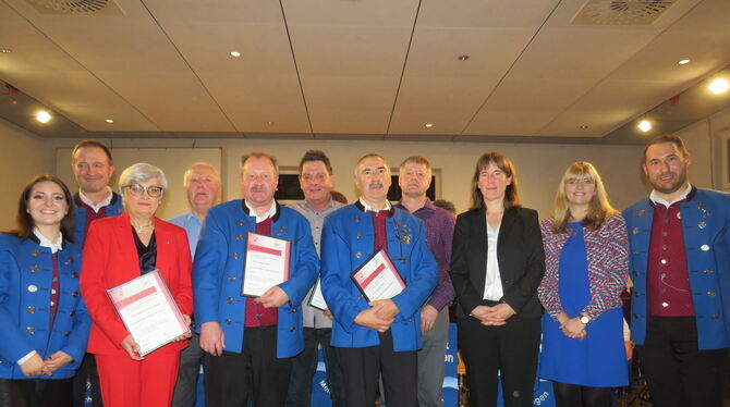 Diana Dehner vom Blasmusikkreisverband (Dritte von rechts) ehrte Vereinsmitglieder für ihre langjährige Mitarbeit.  FOTO: VEREIN