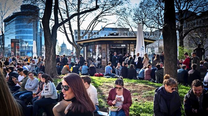 Junge Menschen mögen die Innenstadt.  FOTO: LICHTGUT/ACHIM ZWEYGARTH