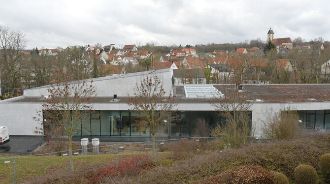 Die neue Sport- und Kulturhalle in Dußlingen fügt sich gut in die Umgebung ein.  FOTO: MEYER