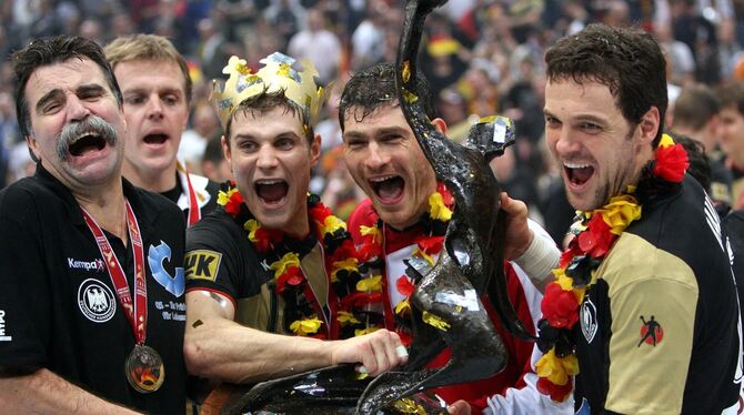 Unvergessene Euphorie: Im WM-Jubel 2007 vereint (von links): Trainer Heiner Brand, Co-Trainer Martin Heuberger und Rückraumspiel