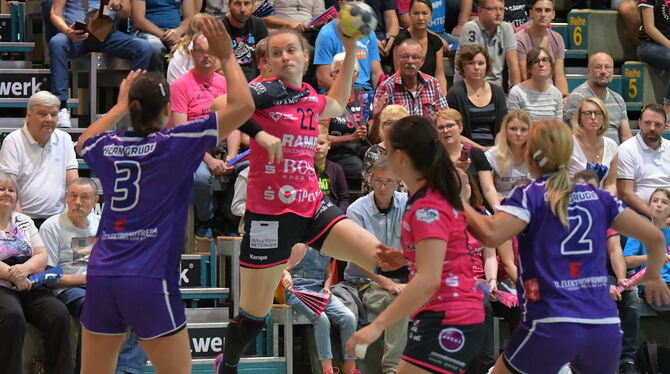 Taktischer Schachzug: Linkshänderin Maren Weigel (Mitte) spielte abwechselnd mit Marlene Zapf und Patricia Kovacs auf der Rückra