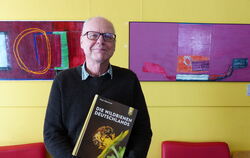 Wildbienenforscher Paul Westrich mit seinem neuen Buch.