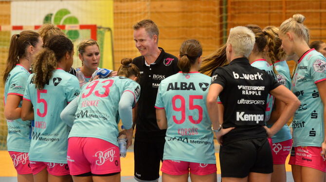 Jetzt kommen die ganz schweren Gegner, wissen Trainer André Fuhr und die Metzinger Bundesliga-Handballerinnen. Foto: Niethammer