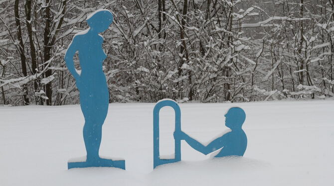 Kontraste: Badende im Schnee beim Haus auf der Alb in Bad Urach.   FOTO: FINK