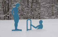 Kontraste: Badende im Schnee beim Haus auf der Alb in Bad Urach.   FOTO: FINK