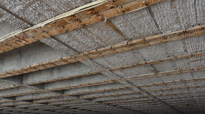 Baustelle: Die Decke über dem Lehrschwimmbecken in Pliezhausen wird saniert.   FOTO: NIETHAMMER