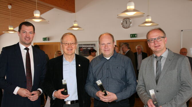 Bürgermeister Matthias Henn und die langjährigen Gemeinderäte Klaus Käppeler, Eberhard Schäfer und Bruno Auchter (von links). FO