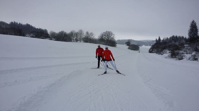 Die Sonnenbühler Tälerloipe ist bereit für Langläufer. Ein Ehepaar aus Melchingen frönte gestern sichtlich zufrieden seinem Hobb Die Sonnenbühler Tälerloipe ist bereit für Langläufer. Ein Ehepaar aus Melchingen frönte gestern sichtlich zufrieden seinem Hobb