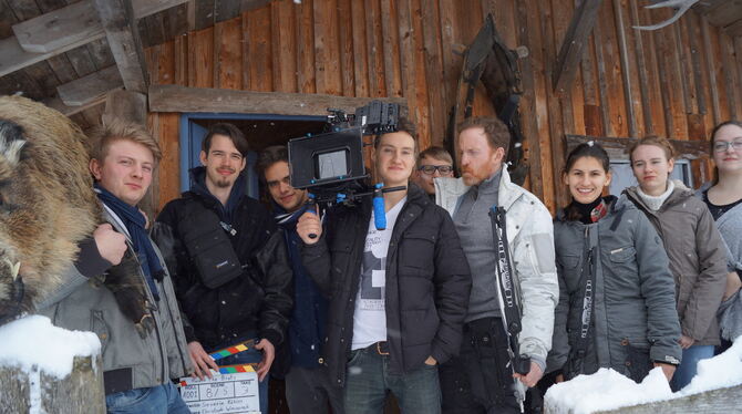 Regisseur Severin Köhler (links) und seine Mannschaft am Drehort.  FOTO: WURSTER