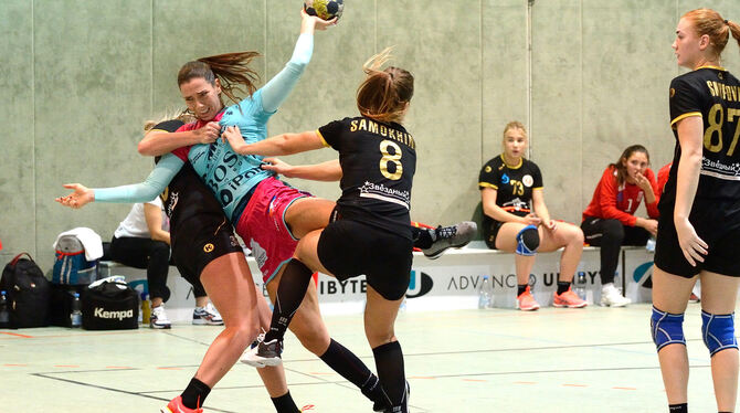Metzingens Rückraumspielerin Monika Kobylinska (mit Ball) erzielte gegen das ungarische Spitzenteam Siofok KC sieben Treffer. Fo