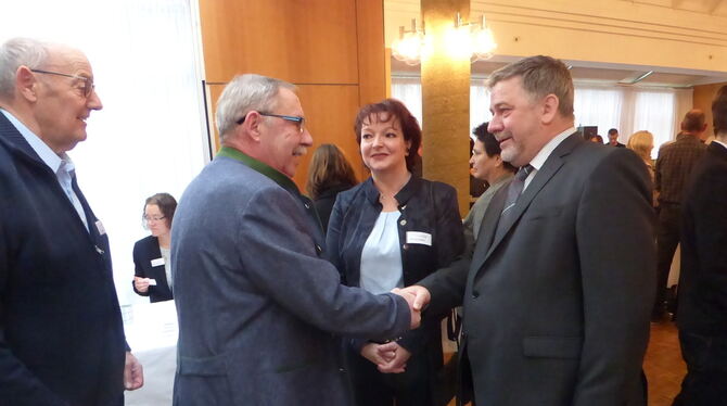 Ein Handschlag aufs neue Jahr: Bürgermeister Michael Hillert (rechts) und seine Frau Renate begrüßen die Besucher des Bürgerempf