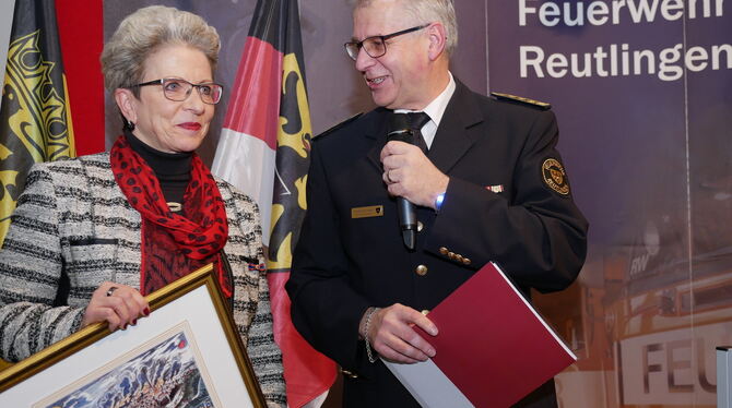 Überrascht und auch ein bisschen gerührt: Oberbürgermeisterin Barbara Bosch bekam von Harald Herrmann die höchste Auszeichnung,