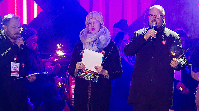 Danzigs Bürgermeister Pawel Adamowicz (rechts) spricht bei einer Spendenaktion auf einer Bühne, kurz bevor er von einem Messeran