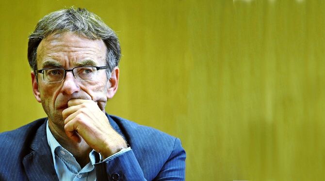 Nachdenklich: Der frühere Krankenhausbürgermeister Werner Wölfle hat sich bislang nicht zu den Vorwürfen geäußert.  FOTO: GEA