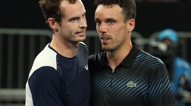 Andy Murray (links) gratuliert Roberto Bautista Agut zum Sieg. Der Schotte unterlag dem Spanier erst nach mehr als vier Stunden