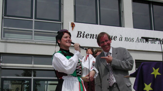 Das Foto aus dem Jahr 2004 zeigt Anette Rösch in Wannweiler Tracht zusammen mit dem Bürgermeister der französischen Partnergemei