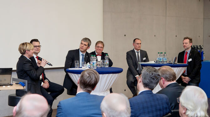 Erstmals öffentlich gemeinsam auf dem Podium (von links): Cindy Holmberg, Dr. Carl-Gustav Kalbfell, IHK-Moderator Christoph Heis