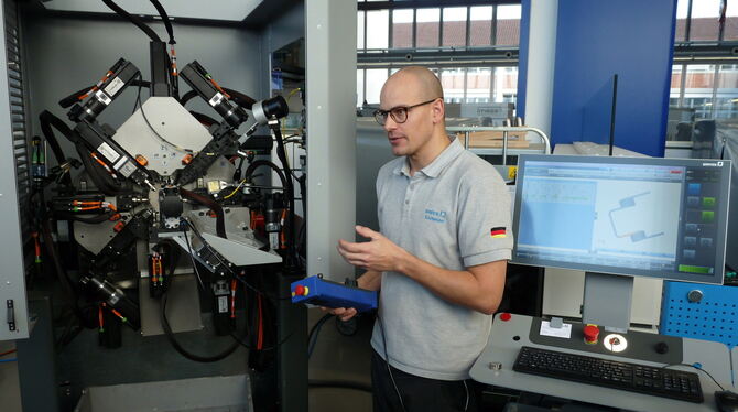 Ralf Schneider demonstriert die Bedienung und Programmierung einer Drahtbiegemaschine, an der Federn produziert werden können. D