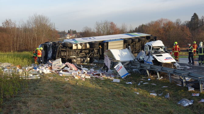 Für den in den Trümmern seines Sprinters eingeklemmten Fahrer kam jede Hilfe zu spät, er starb noch am Unfallort in seinem Liefe Für den in den Trümmern seines Sprinters eingeklemmten Fahrer kam jede Hilfe zu spät, er starb noch am Unfallort in seinem Liefe