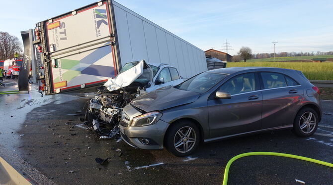 Zwei in Richtung Reutlingen fahrende Autos krachten in die Unfallstelle. Ihre Fahrer wurden ebenfalls verletzt.