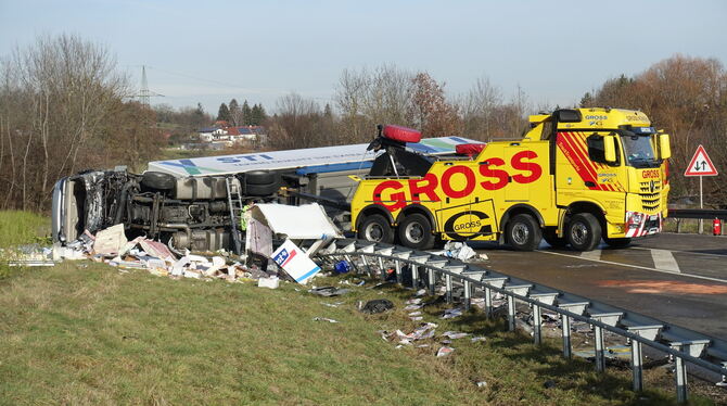 Der umgestürzte Lastwagen wird geborgen. Der umgestürzte Lastwagen wird geborgen.