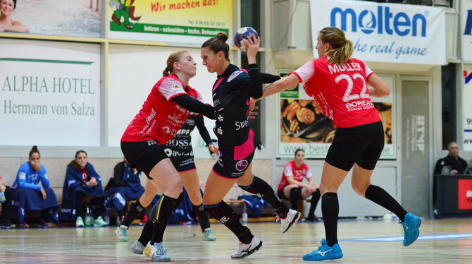 Metzingens Kapitän Julia Behnke (Mitte) und ihre Teamkolleginnen mussten die zweite Saison-Niederlage hinnehmen. Foto: Eibner