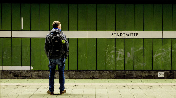 Ein Fahrgast an der Haltestelle Hauptbahnhof wartet auf die S-Bahn.  FOTO: GEA