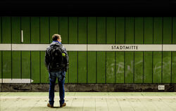 Ein Fahrgast an der Haltestelle Hauptbahnhof wartet auf die S-Bahn.  FOTO: GEA 