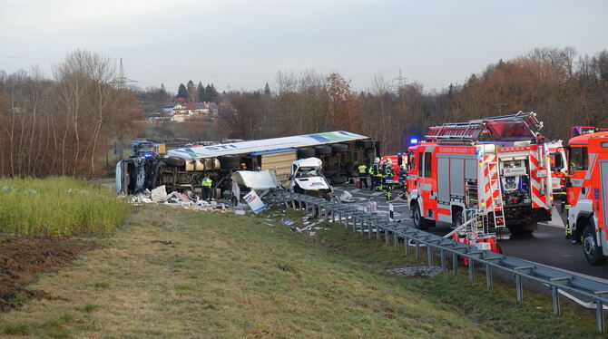 Der Lastwagen geriet auf die Gegenfahrbahn, kollidierte mit einem Sprinter, und kippte dann um. Der Fahrer des Lieferwagens star Der Lastwagen geriet auf die Gegenfahrbahn, kollidierte mit einem Sprinter, und kippte dann um. Der Fahrer des Lieferwagens star