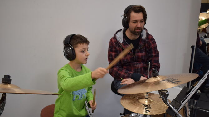 Laut, lauter, Schlagzeugunterricht : Paul (7) übt mit Lehrer Niclas Schmied.  FOTO: MAS