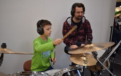 Laut, lauter, Schlagzeugunterricht : Paul (7) übt mit Lehrer Niclas Schmied.  FOTO: MAS