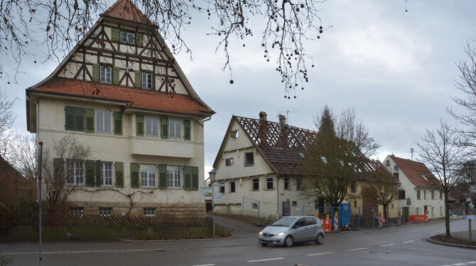 Das alte Haus in städtischem Besitz rechts neben dem Forsthaus ist bald Geschichte. Es liegt in der Ortsdurchfahrt von Belsen. F