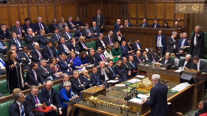 Der Vorsitzende der Labour-Partei, Jeremy Corbyn (rechts), spricht während der Debatte über den Misstrauensantrag im britischen