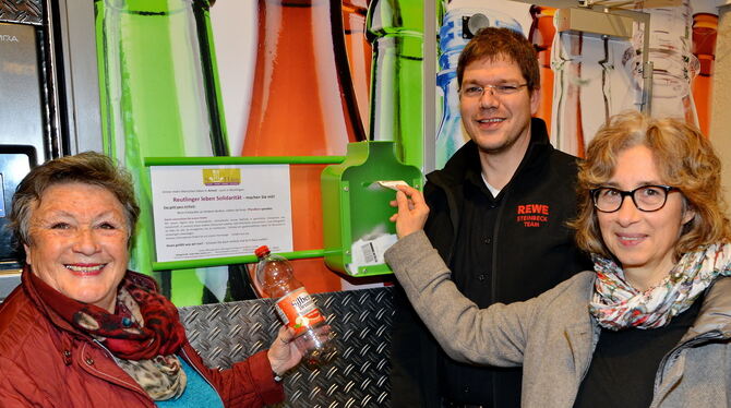 Petra Wagner (rechts) und Heidrun Lankowski vom S-Haus freuen sich über die neue Pfandsammelbox im Rewe-Markt von Dennis Steinbe